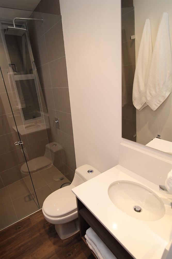 Sites Hotel Медельин Экстерьер фото A shower with a sliding door
