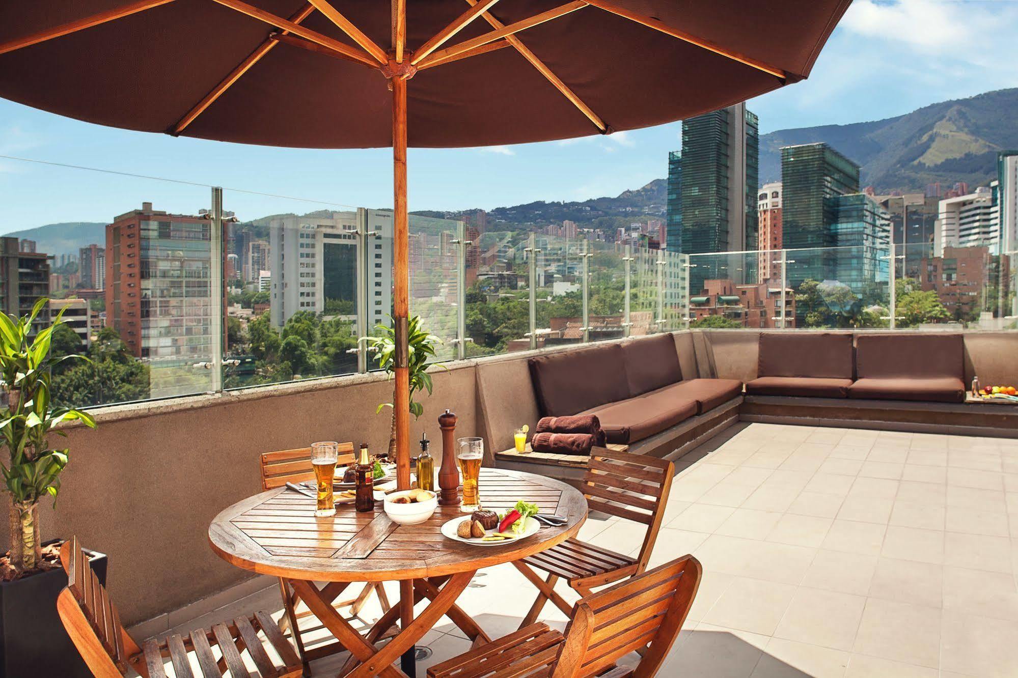Sites Hotel Медельин Экстерьер фото A patio