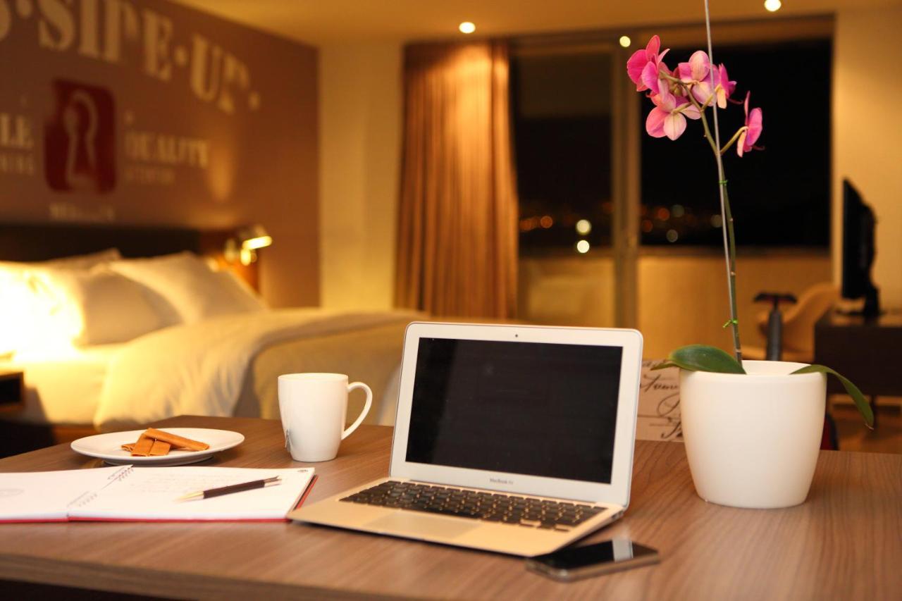 Sites Hotel Медельин Экстерьер фото A laptop computer
